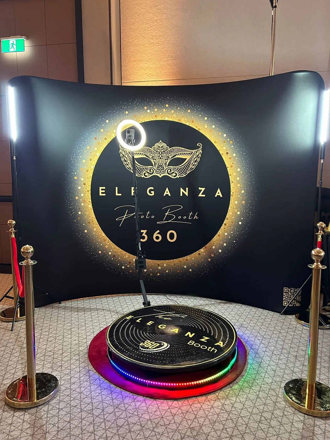 El fondo y la plataforma del photobooth 360 con detalles dorados en un evento en Miami