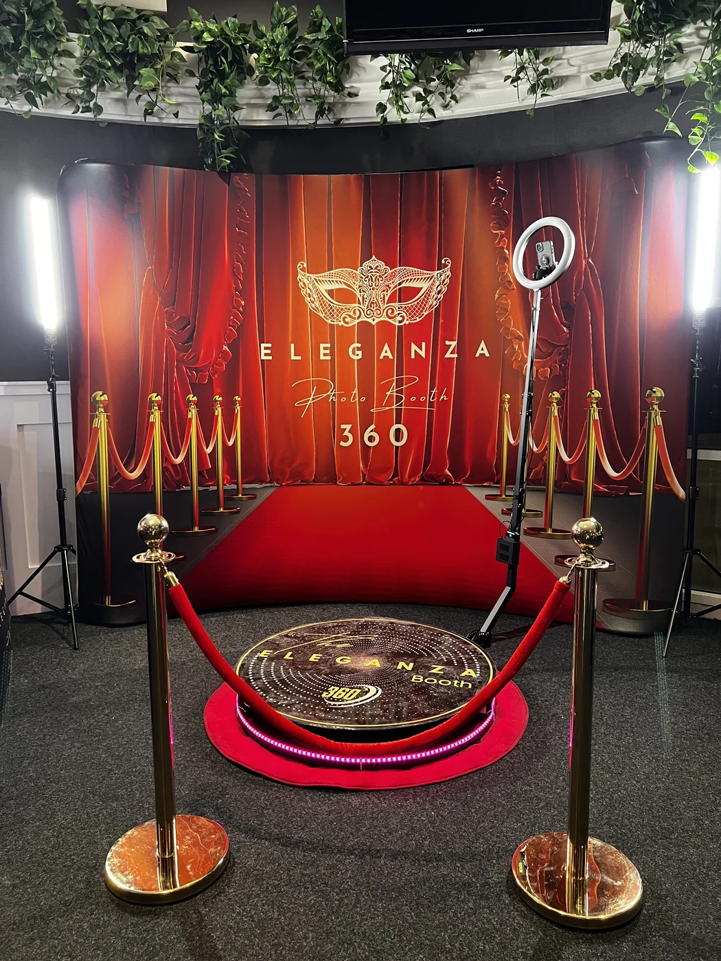 El photobooth 360 de Eleganza montada con alfombra roja y cortina en un evento en Miami