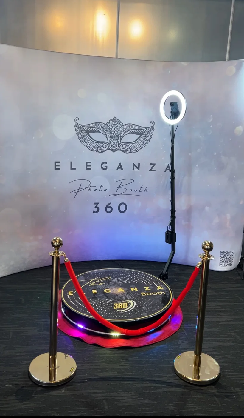 El photobooth 360 montado con un fondo plateado en un evento en Miami