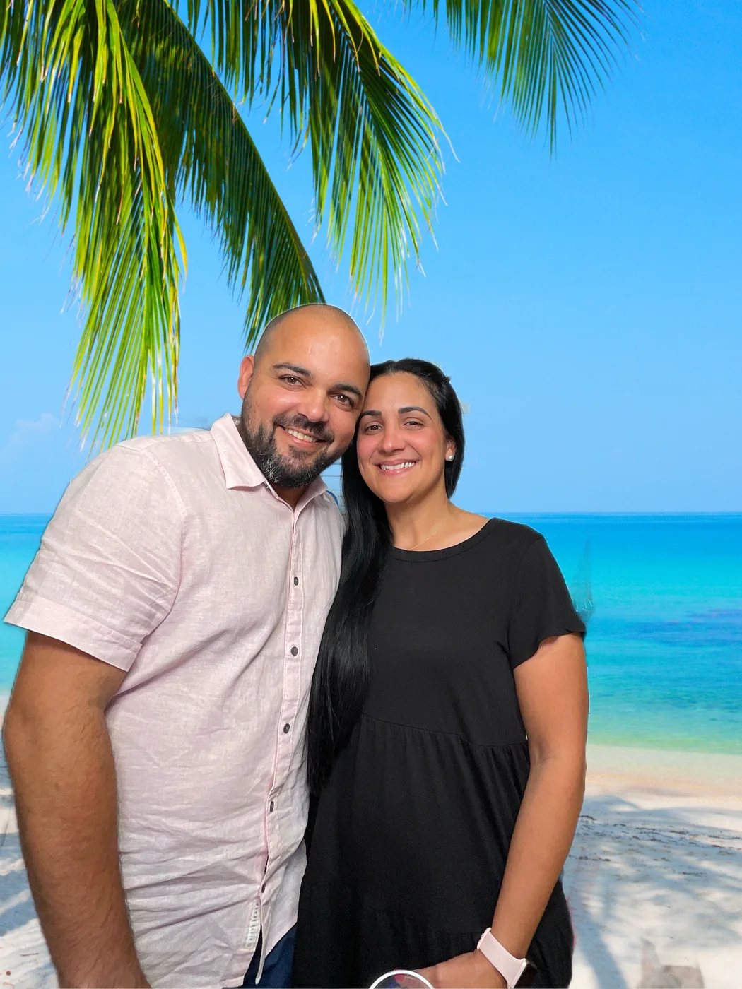 Invitados en el photobooth con fondo digital de playa en un primer cumpleaños en Miami