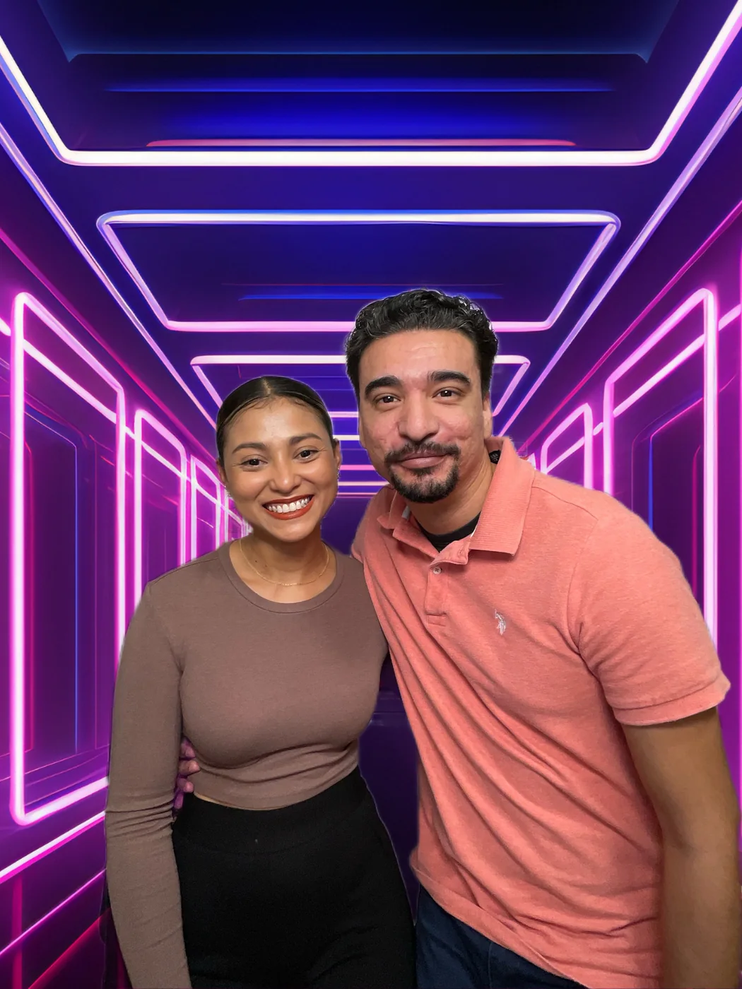 Invitados en el photobooth con fondo digital de neón en un primer cumpleaños en Miami