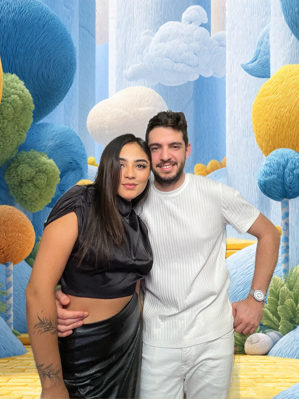 Invitados en el photobooth con fondo digital de fantasía en un primer cumpleaños en Miami