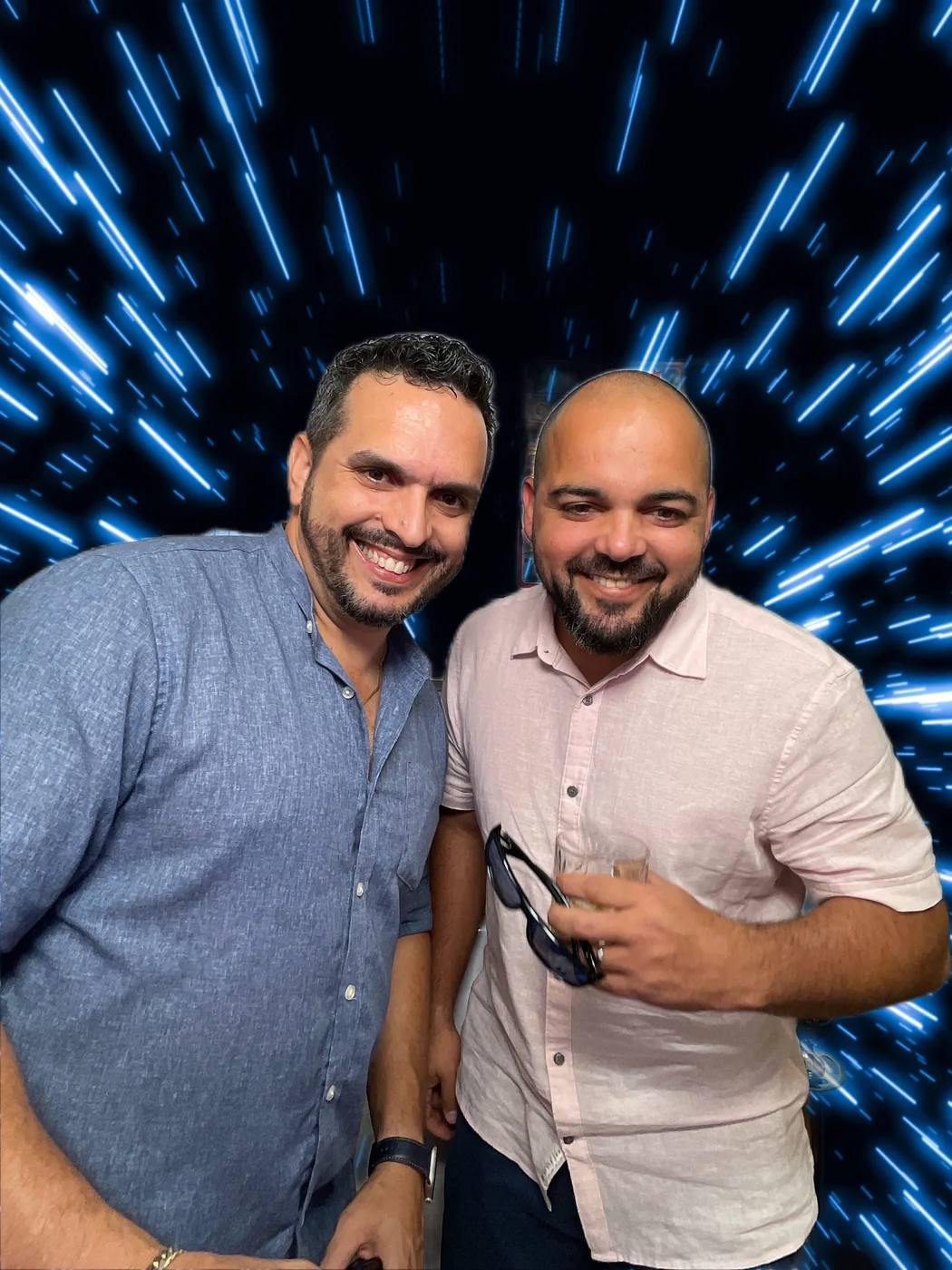 Amigos en el photobooth con fondo digital en un primer cumpleaños en Miami