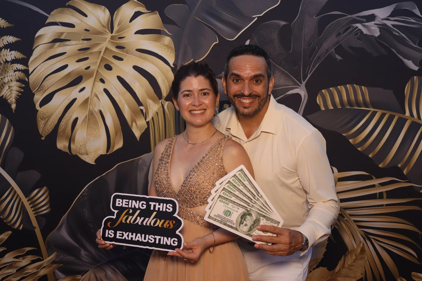 Invitados con un letrero en el photobooth durante una fiesta de 40 años en Miami