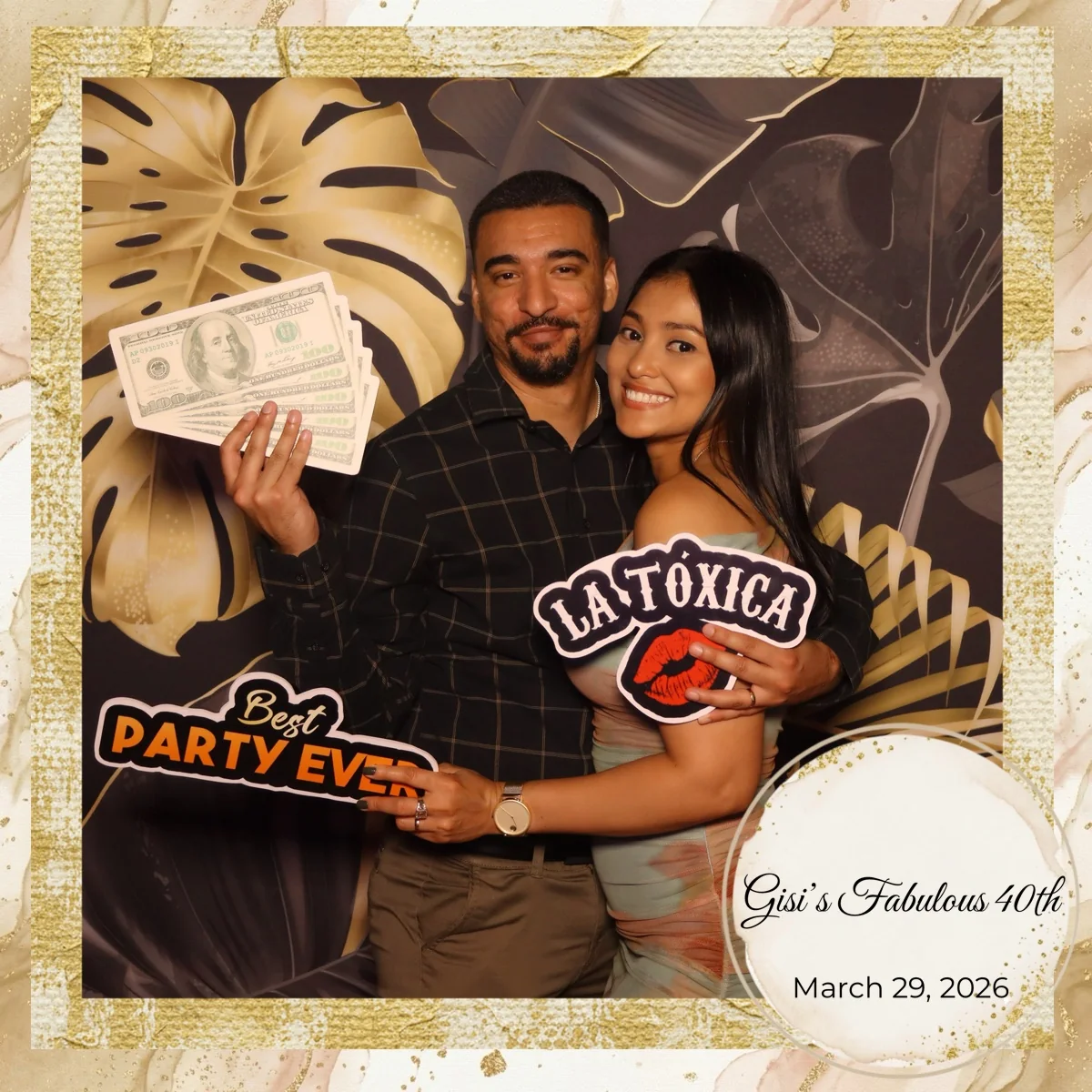 Invitados con accesorios en el photobooth durante una fiesta de 40 años en Miami