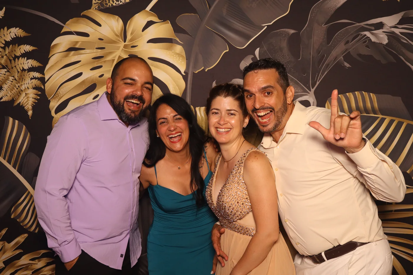 Un grupo en el photobooth durante una celebración de 40 años en Miami