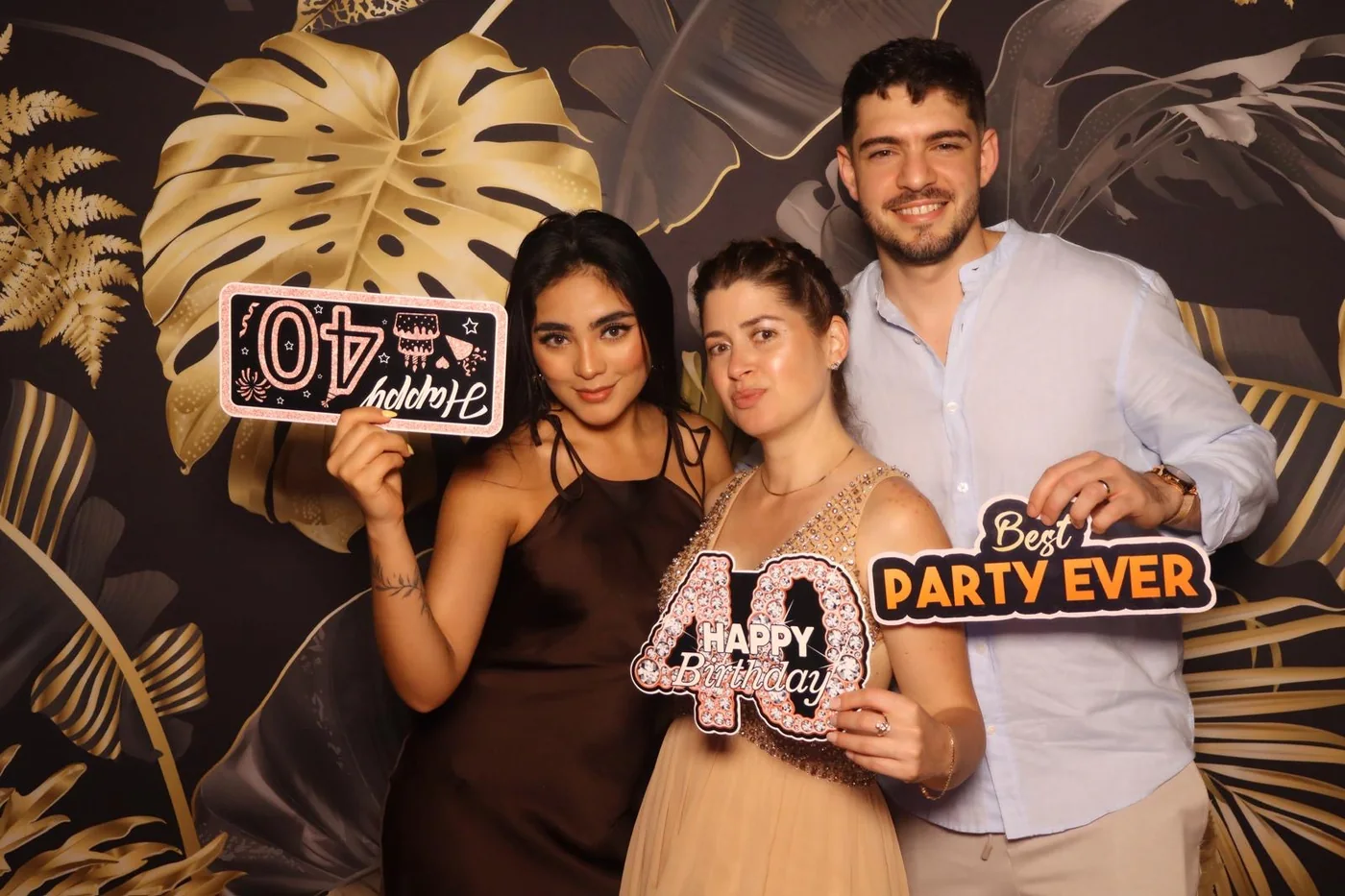 Invitados en el photobooth durante una fiesta de 40 años en Miami