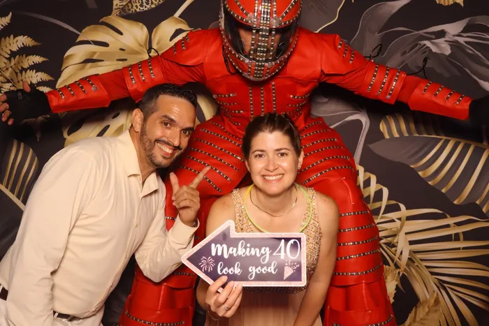 Amigos toman una foto divertida en el photobooth digital de un cumpleaños