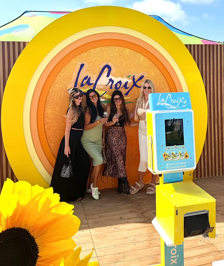 Photobooth e impresora completamente recubiertos en una activación de marca al aire libre