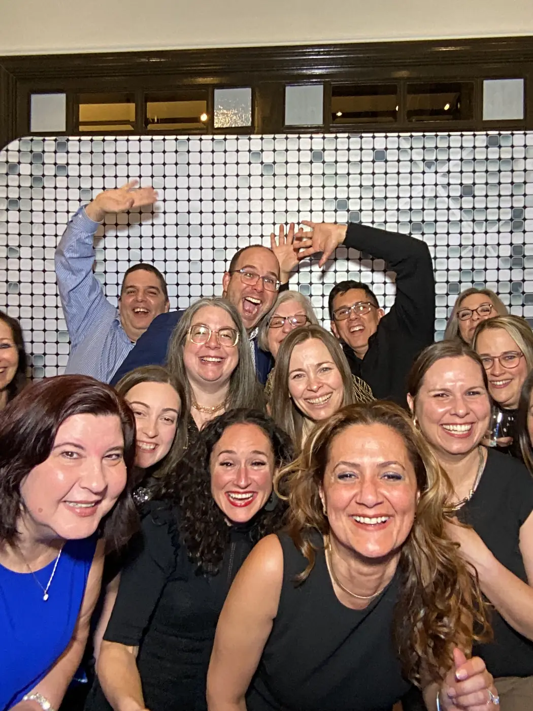 Un equipo grande apretado en el photobooth de un evento corporativo en Miami