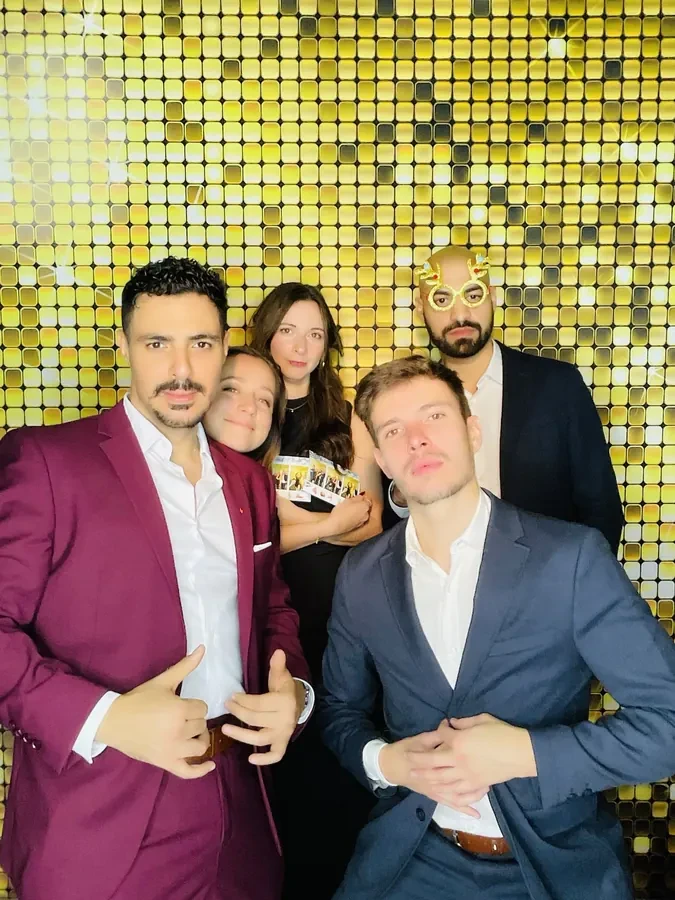 Invitados con letreros de marca en un photobooth corporativo en Miami