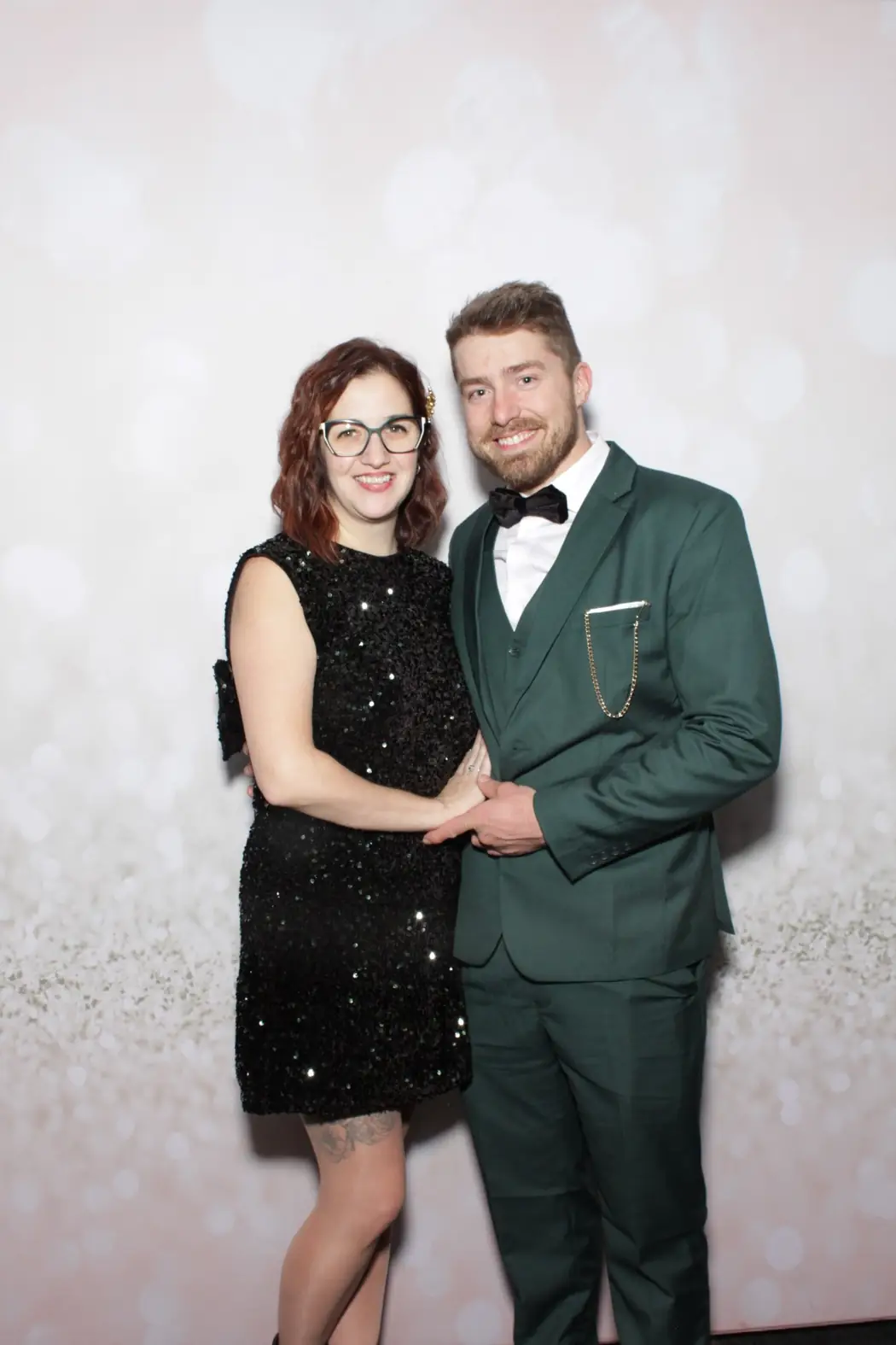 Una pareja de etiqueta en el photobooth de una gala corporativa en Miami