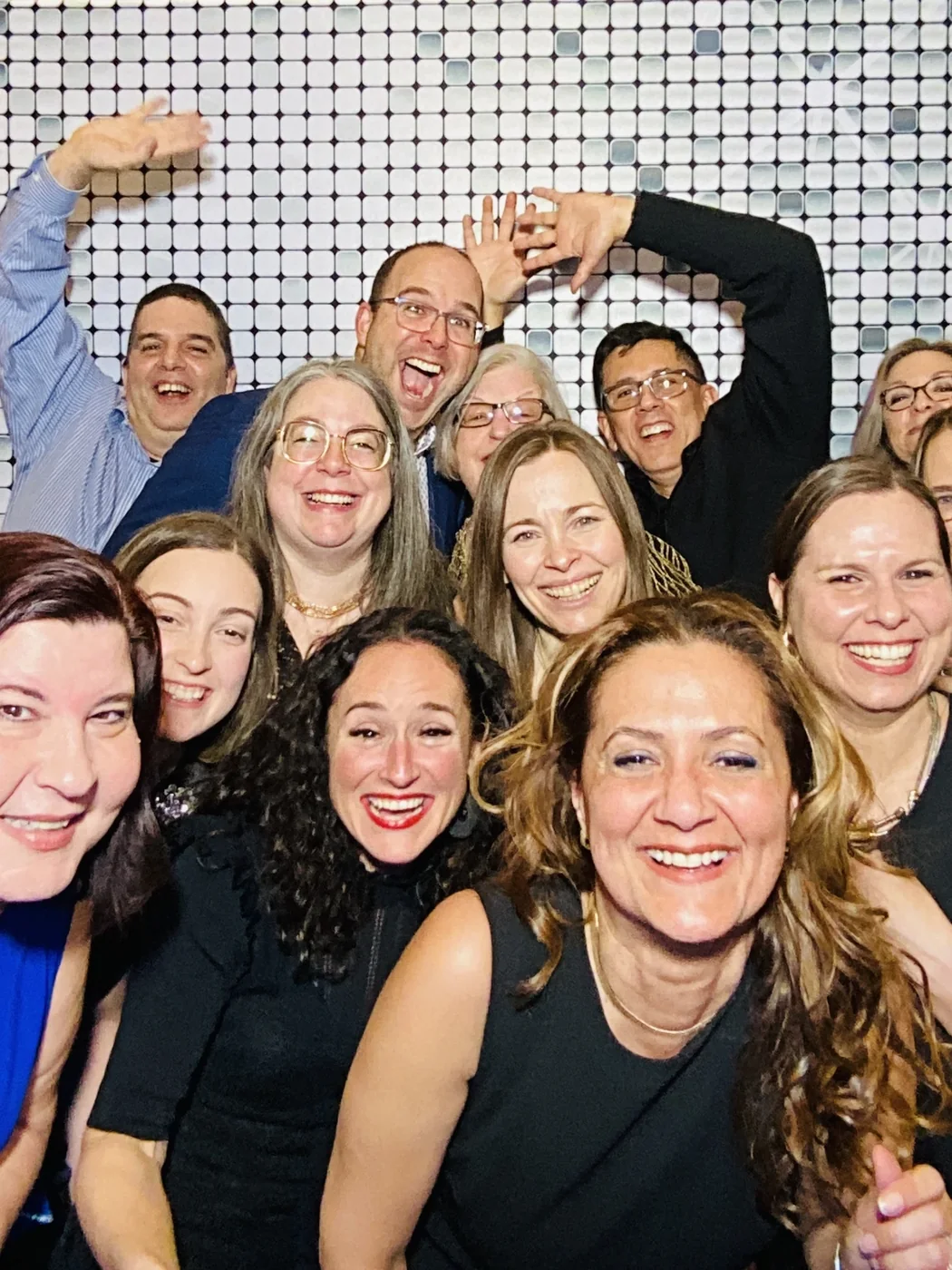 Invitados de gala en el photobooth durante un evento corporativo en Miami