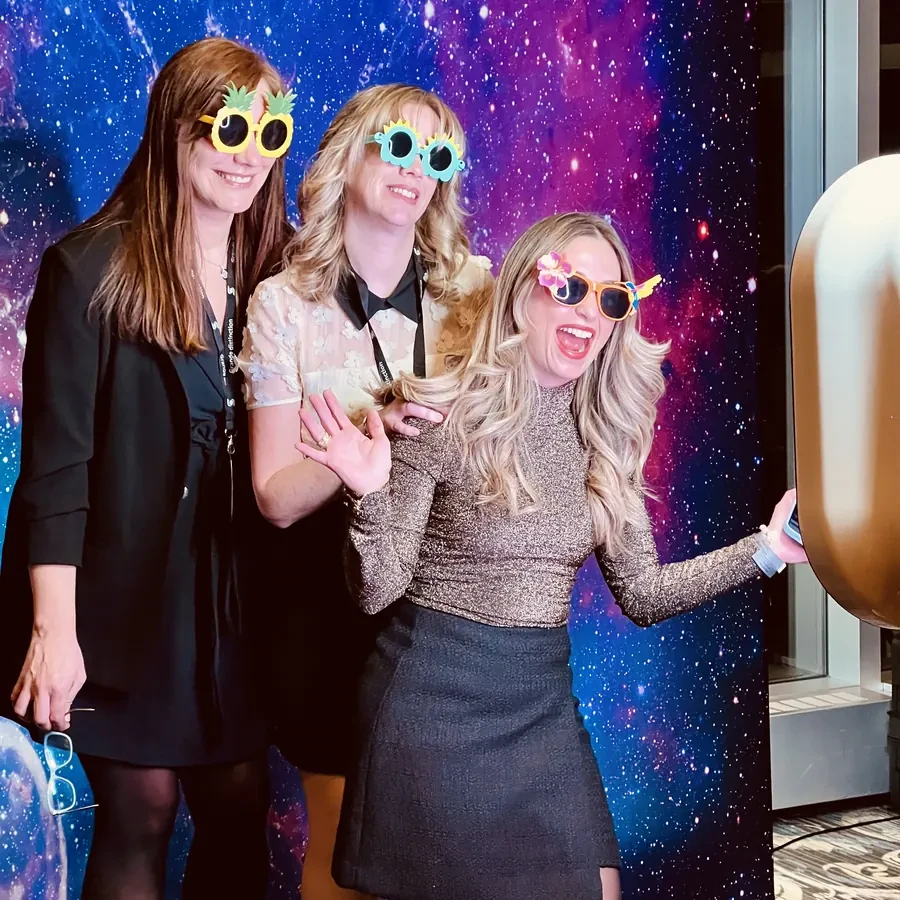 Photobooth con fondo de galaxia en una gala corporativa en Miami