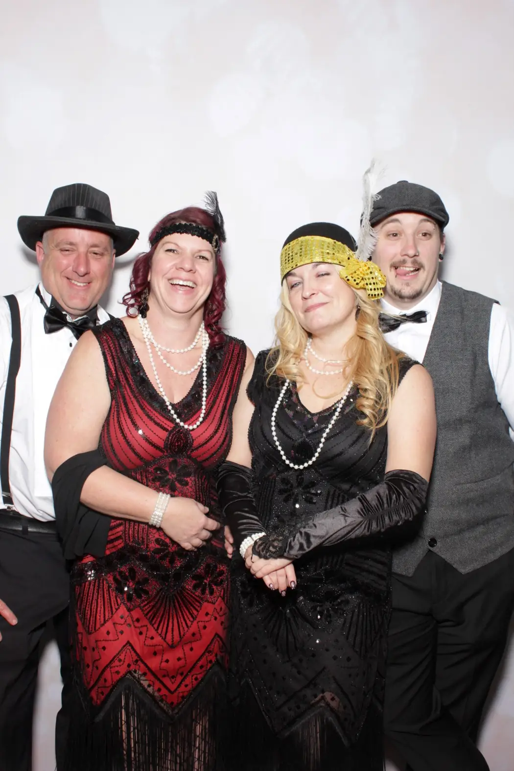Invitados con vestuario años 20 estilo Gatsby en el photobooth de una gala corporativa en Miami