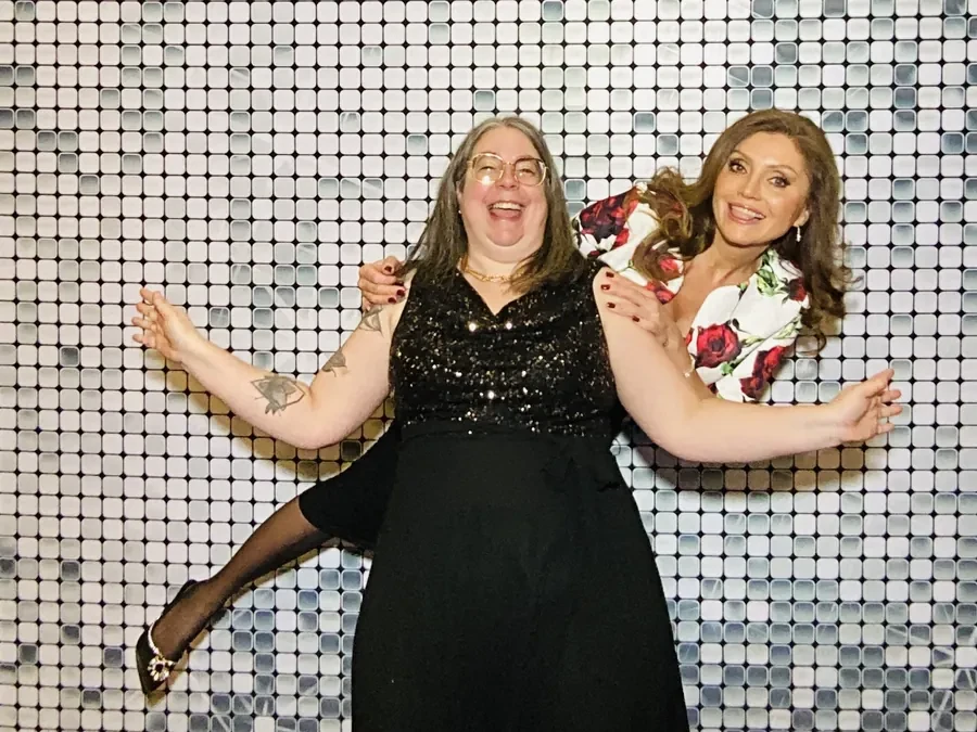 Photobooth con fondo dorado en una gala corporativa en Miami