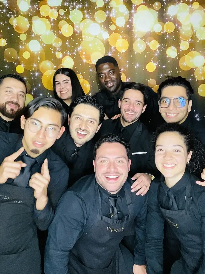 Invitados en el photobooth en una noche corporativa en Brickell