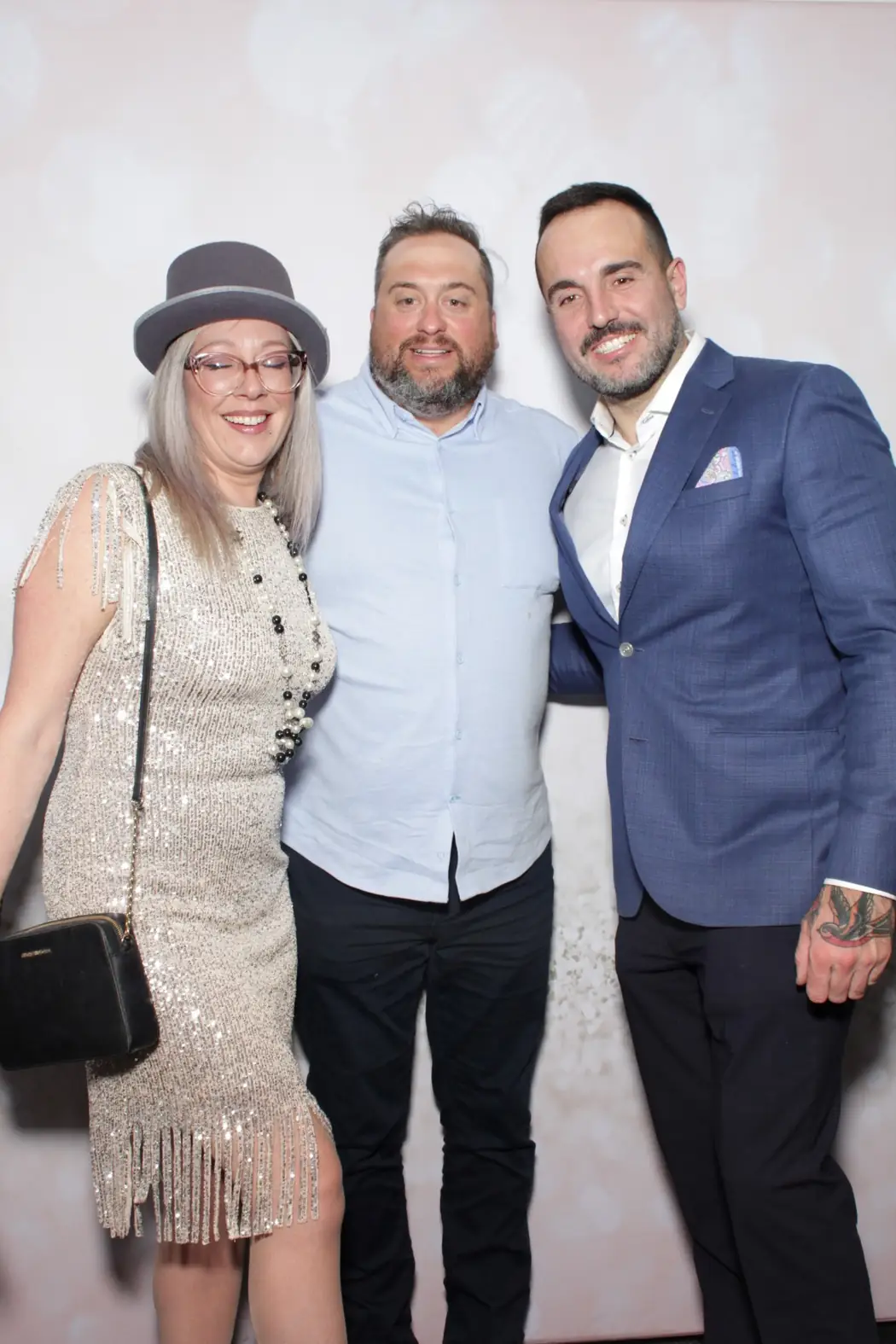 Colegas de gala en el photobooth durante una gala corporativa en Miami