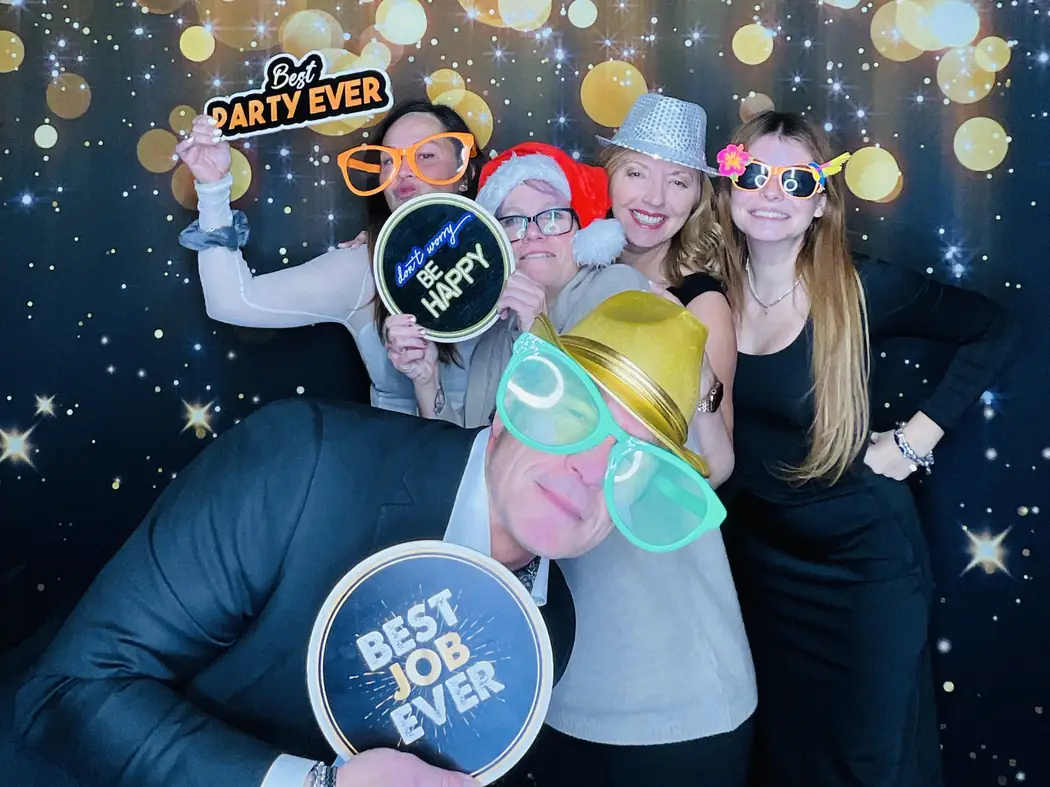 Colegas con accesorios en el photobooth durante una fiesta de fin de año de empresa en Miami