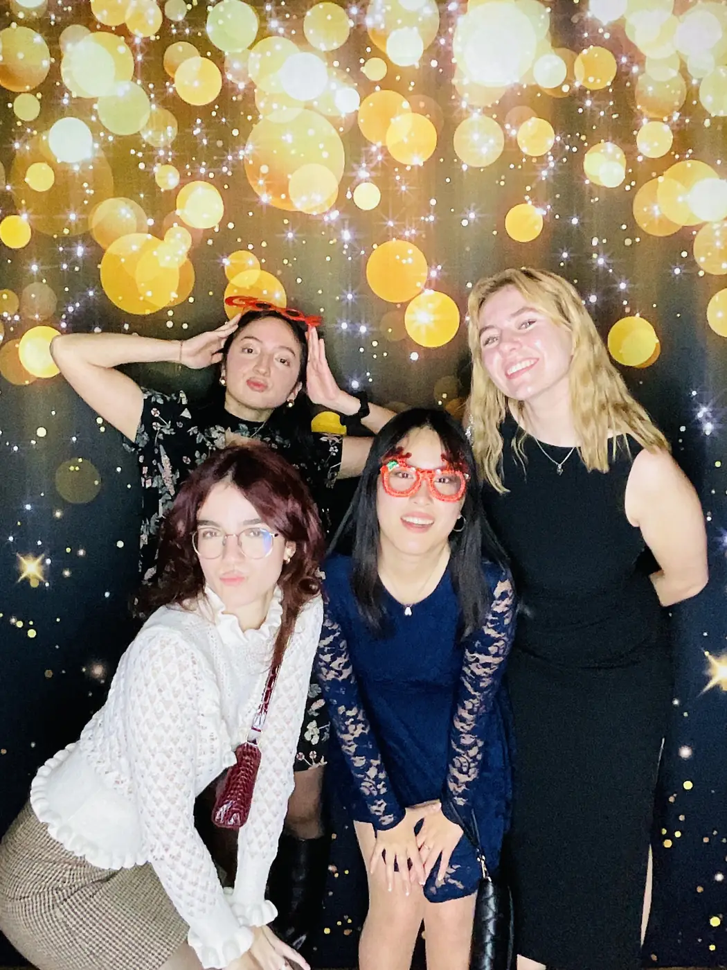 Colegas en el photobooth con fondo dorado bokeh en un evento de empresa en Miami