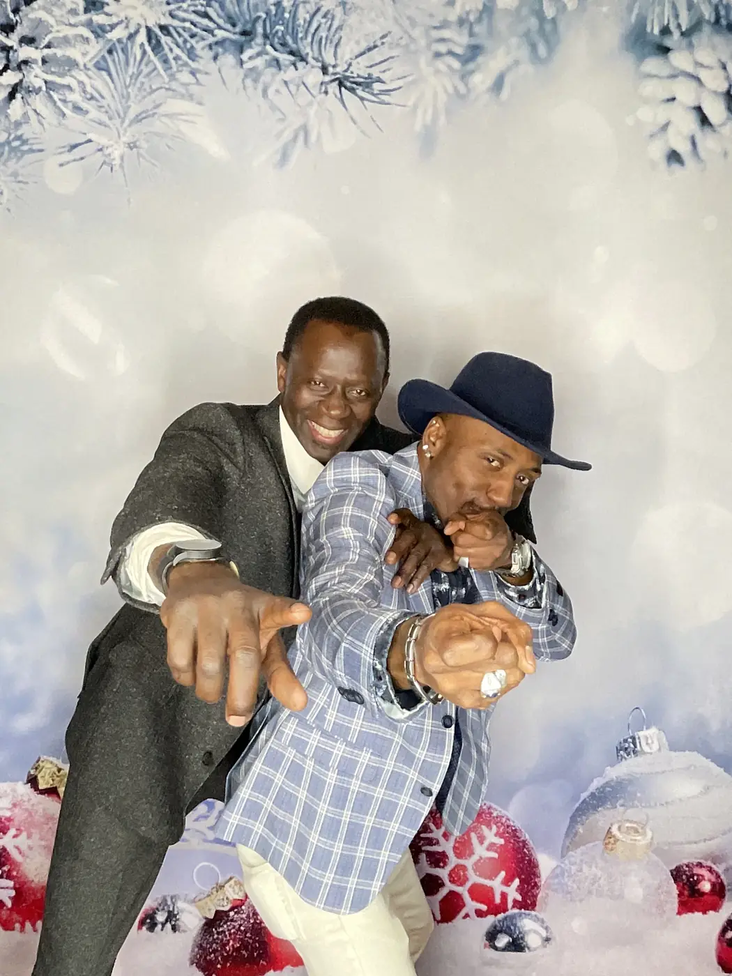 Dos colegas posando en el photobooth con fondo invernal en una fiesta de fin de año en Miami