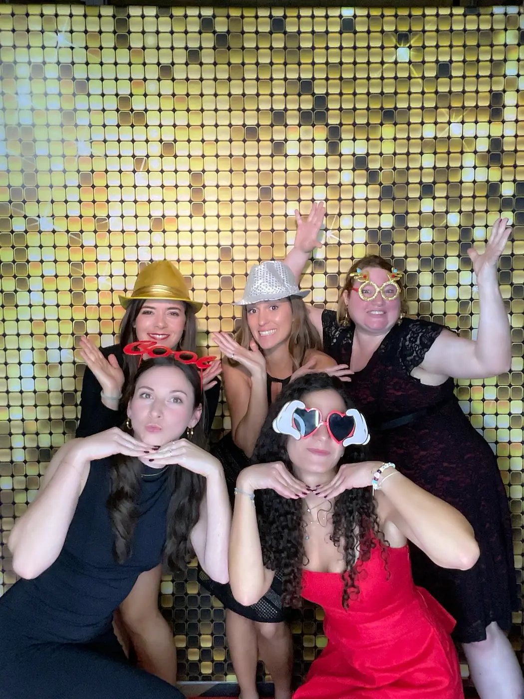 Colegas con fondo de lentejuelas doradas en una fiesta de fin de año de empresa en Miami