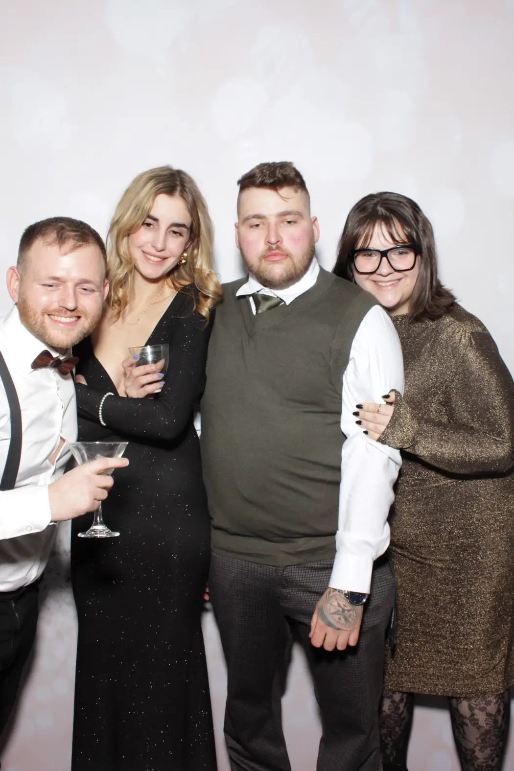 Colegas con copas en el photobooth durante una fiesta de fin de año de empresa en Miami