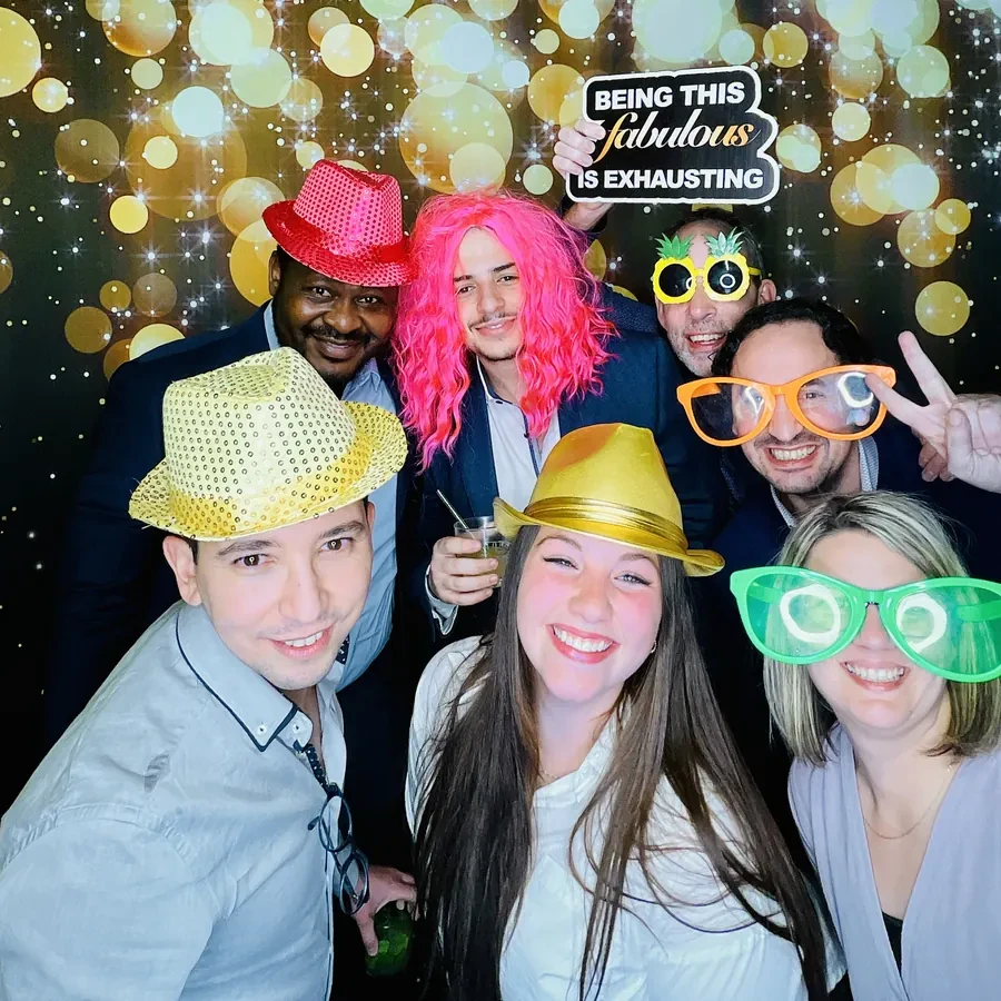 Colegas en el photobooth durante una fiesta de fin de año en Miami
