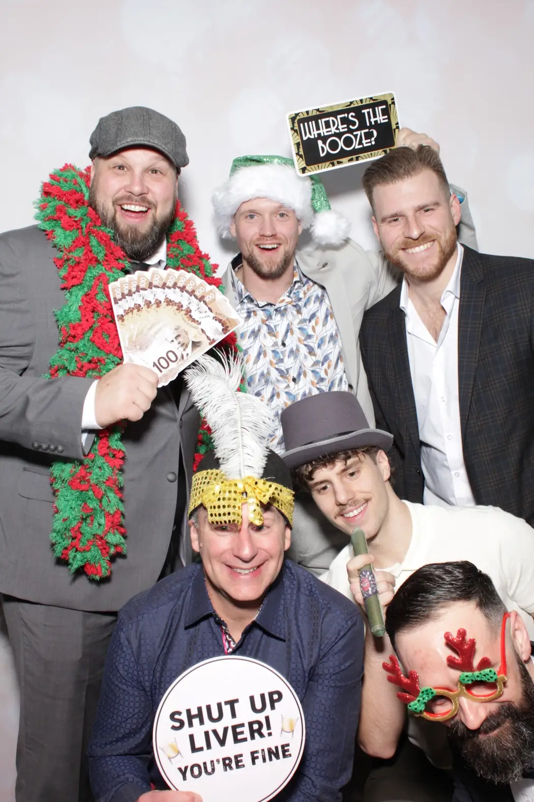 Colegas con accesorios navideños en el photobooth de una fiesta de fin de año de empresa en Miami