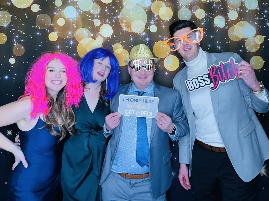 Colegas con accesorios en el photobooth durante una fiesta de fin de año en Miami