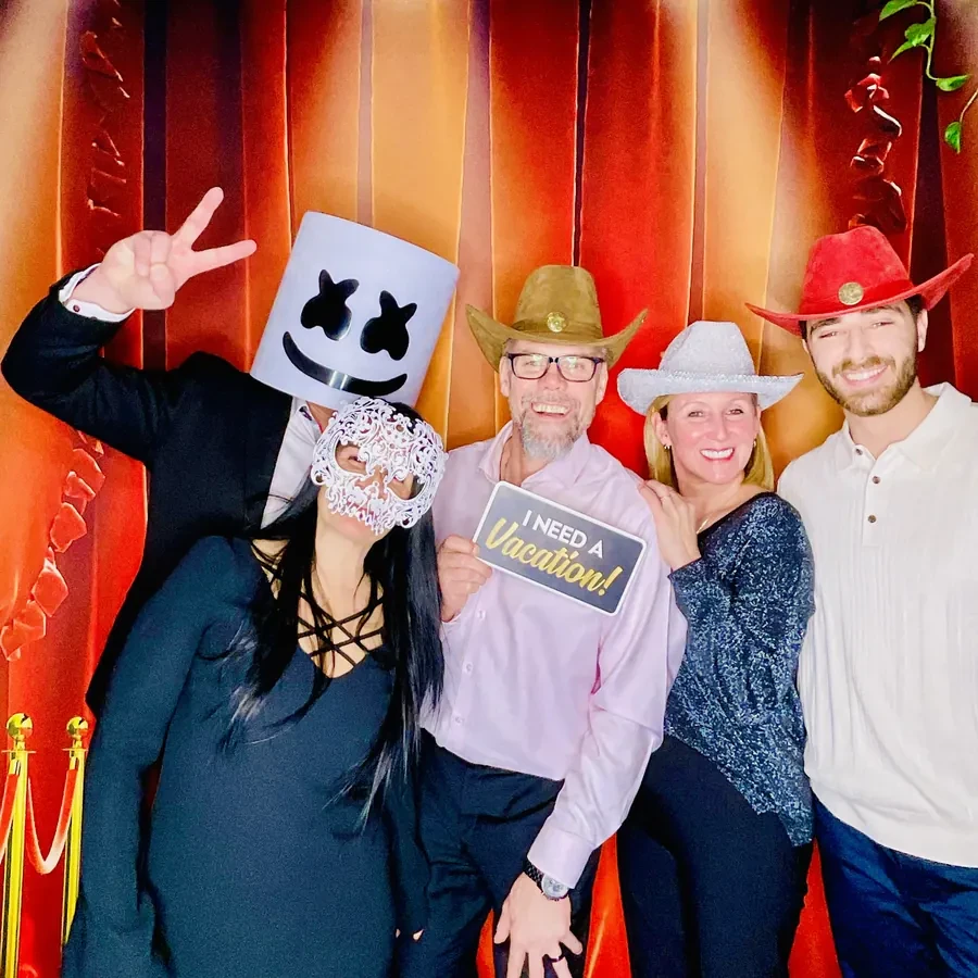 Foto de grupo del equipo en el photobooth durante una fiesta de empresa en Miami