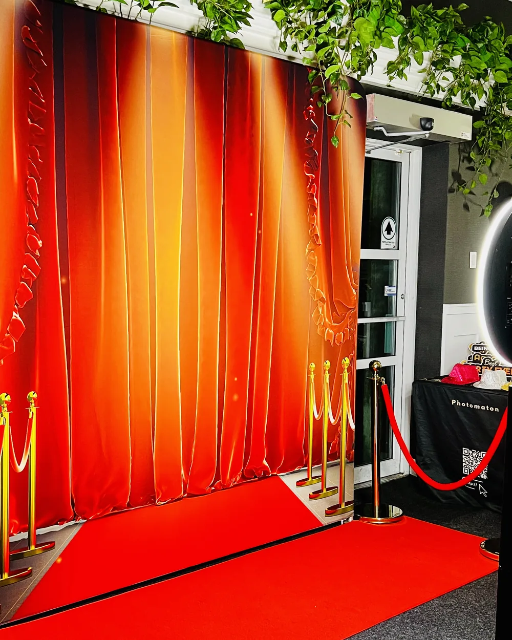 Invitados en el photobooth con marca durante un evento corporativo en Miami