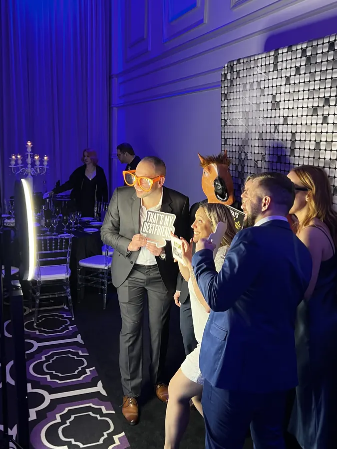 Equipo en el photobooth con marca en un evento corporativo en Doral