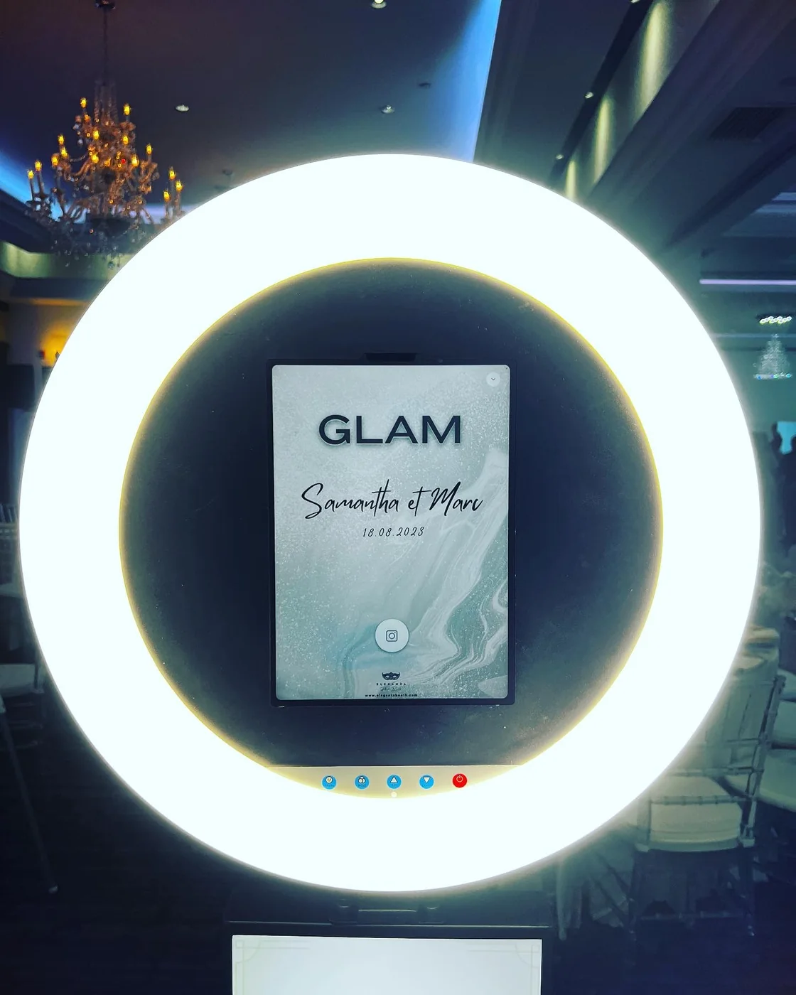 El aro de luz del photobooth glam con una pantalla de inicio personalizada para una boda en Miami