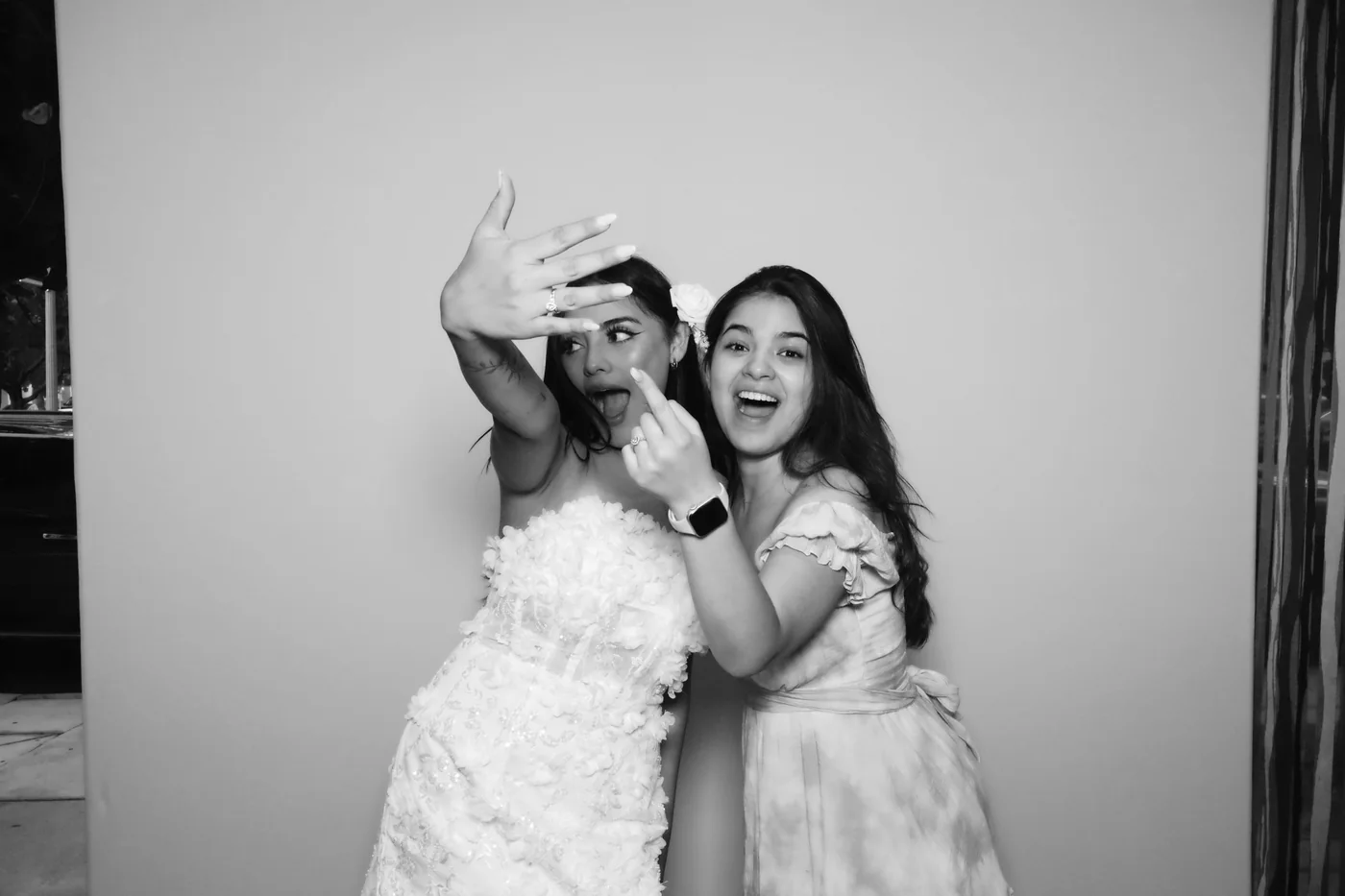 Retrato glam en blanco y negro de una novia con una amiga en una boda en Miami