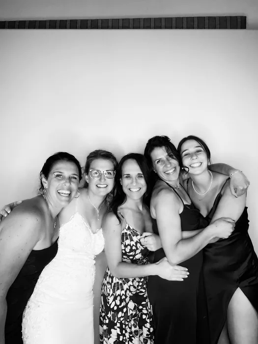 Novia y amigas en el Photobooth Glam