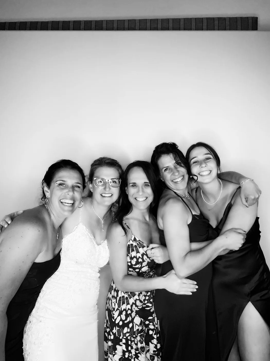 Retrato glam en blanco y negro de una novia con amigas en una boda en Miami