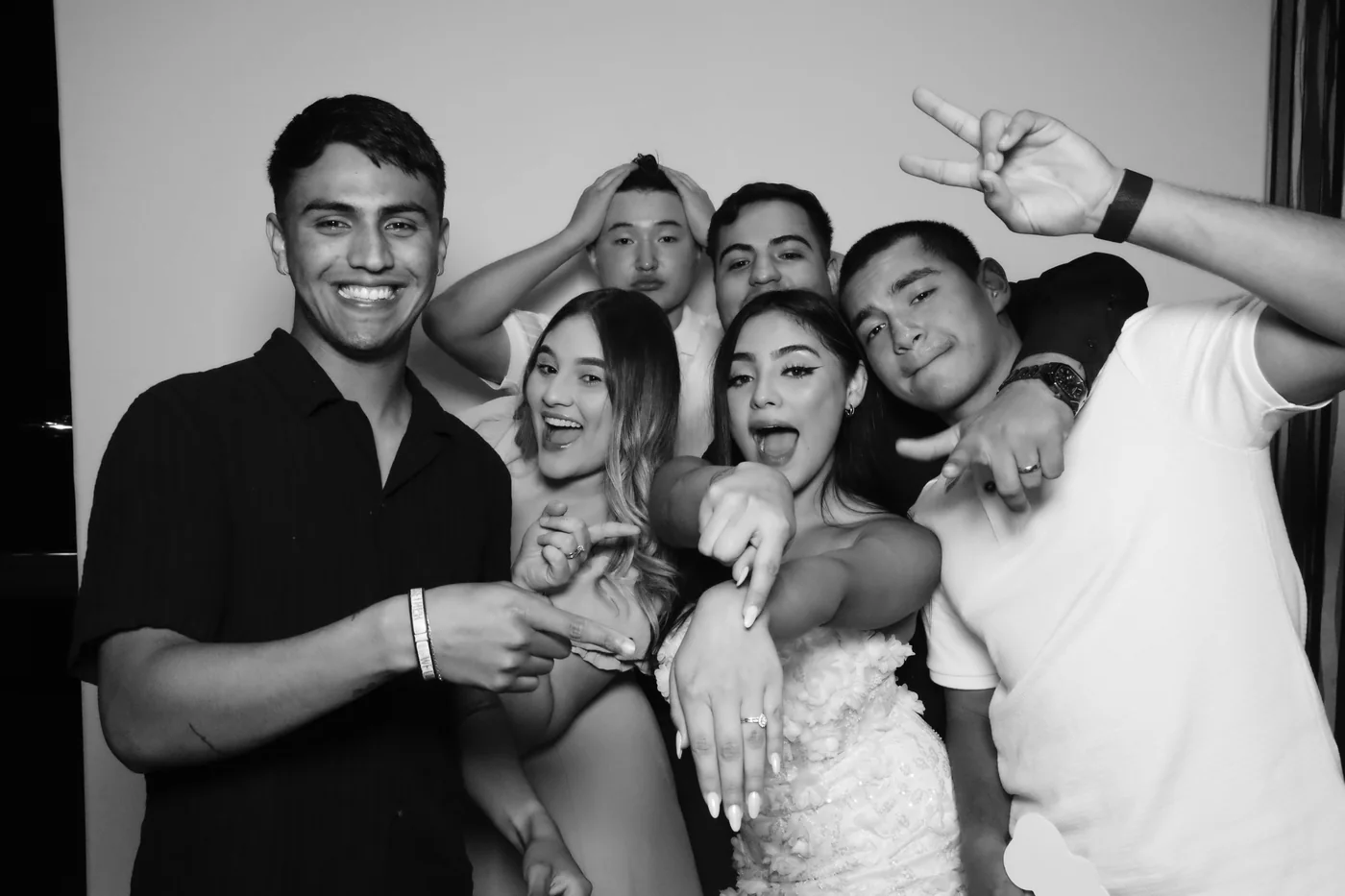 Retrato glam en blanco y negro de una novia con sus amigas en Miami