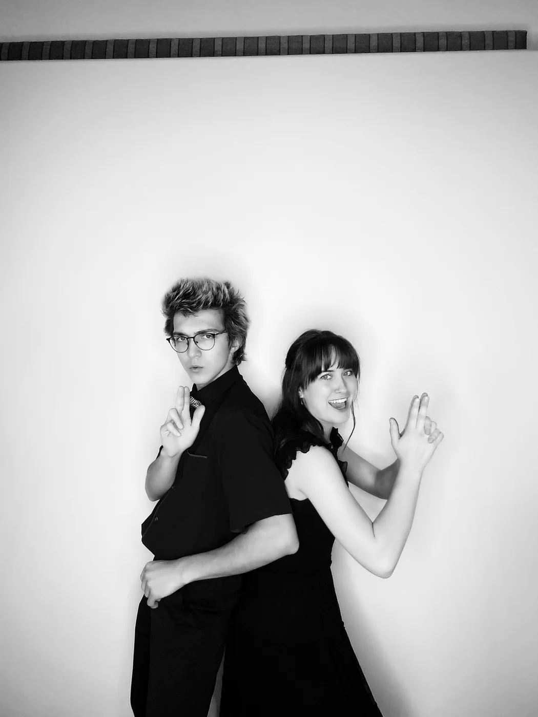 Retrato glam en blanco y negro de una pareja espalda con espalda en un evento en Miami