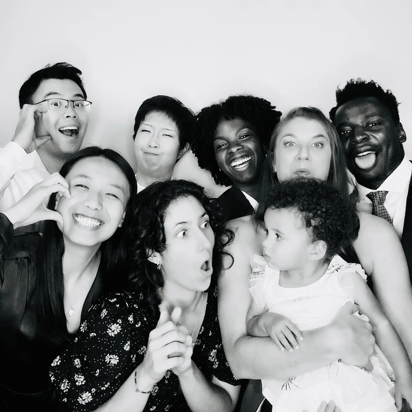 Retrato glam en blanco y negro de un grupo familiar, incluido un niño, en Miami