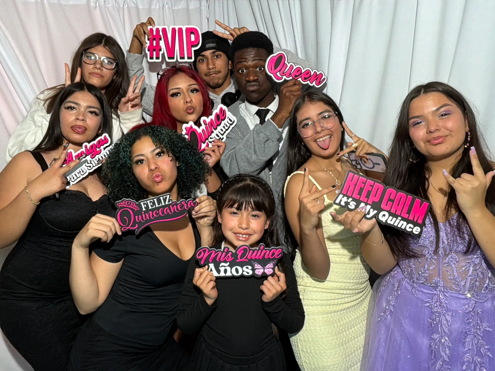 La corte y sus amigos usan el Photobooth de Autoservicio en una quinceañera en Miami Beach