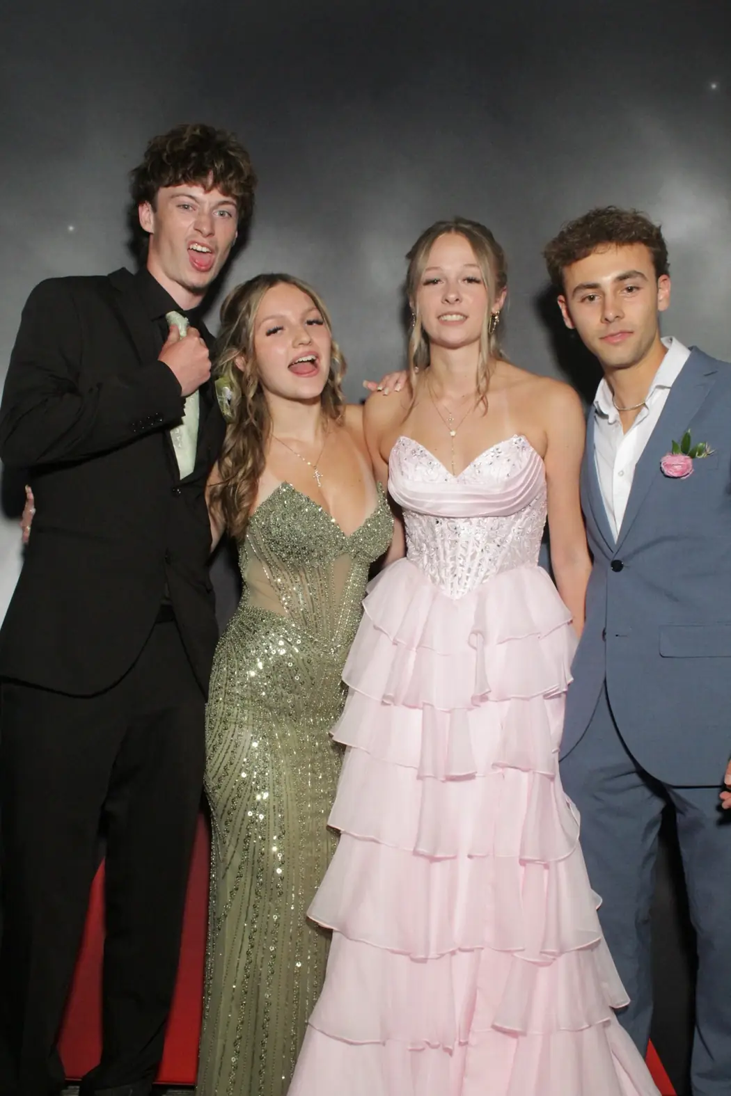 Dos parejas de gala en el photobooth del prom