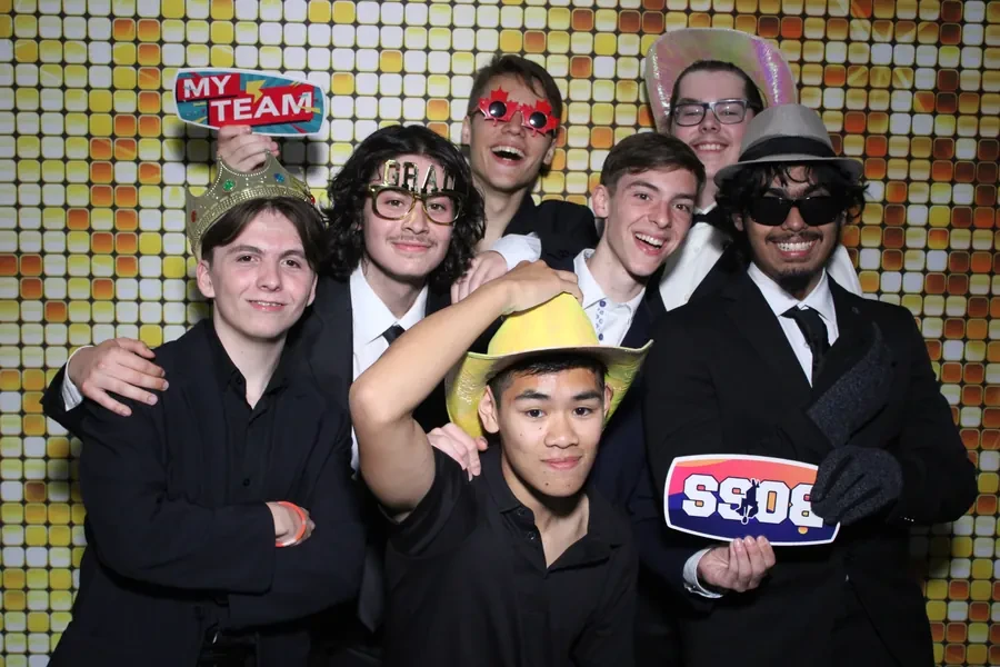 Invitados al prom usando accesorios en el photobooth en Miami