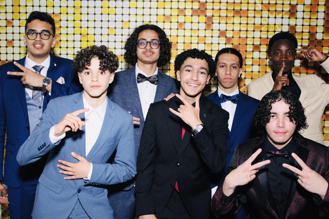 Los chambelanes en traje en el photobooth durante un quince en Miami