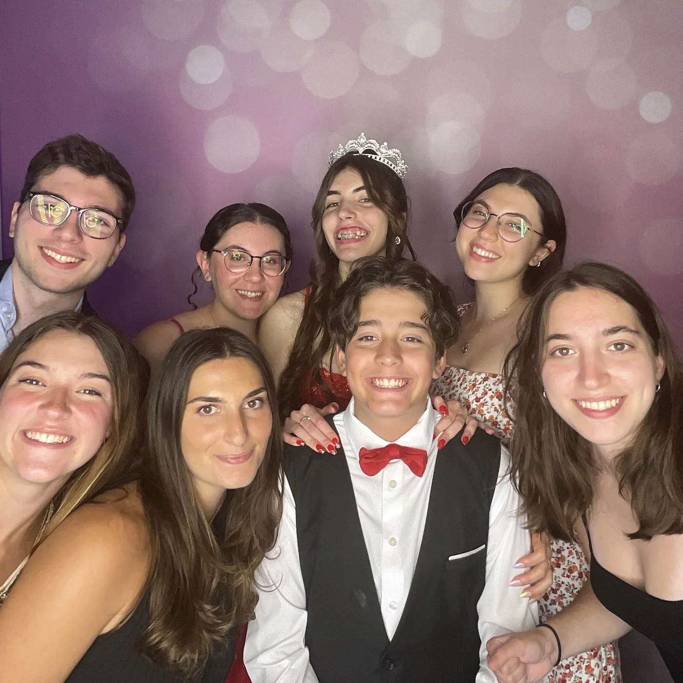 La quinceañera con su corona y su corte en el photobooth en Miami