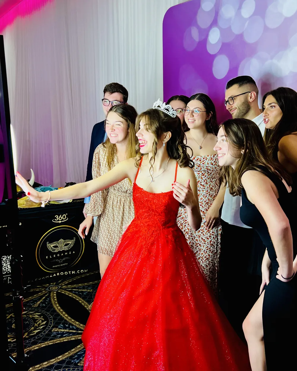 La quinceañera y su corte en el photobooth en Miami