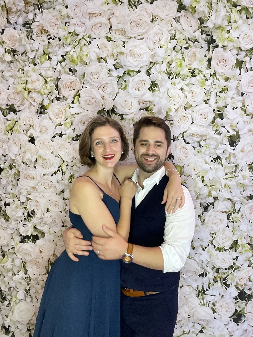 Una pareja de gala en el photobooth en una boda en Aventura
