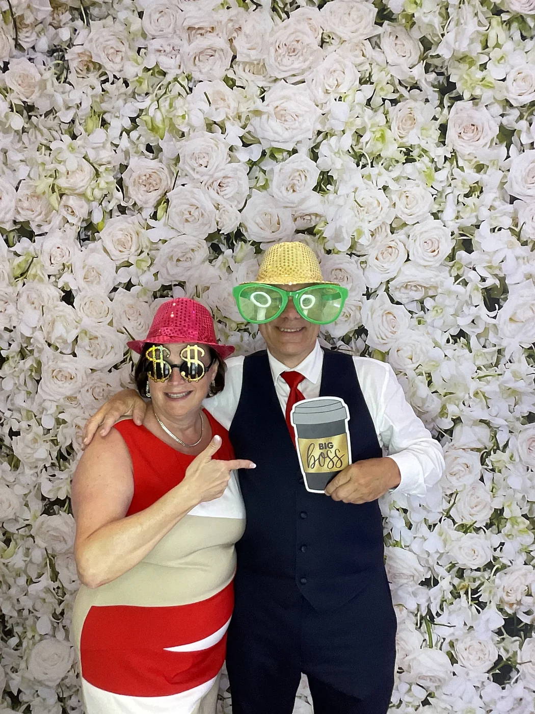 Una pareja con accesorios divertidos en el photobooth en una boda en Aventura