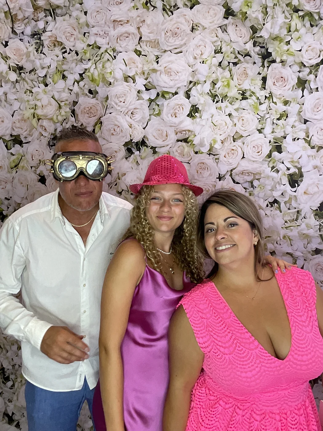 Tres invitados con accesorios en el photobooth en una boda en Aventura
