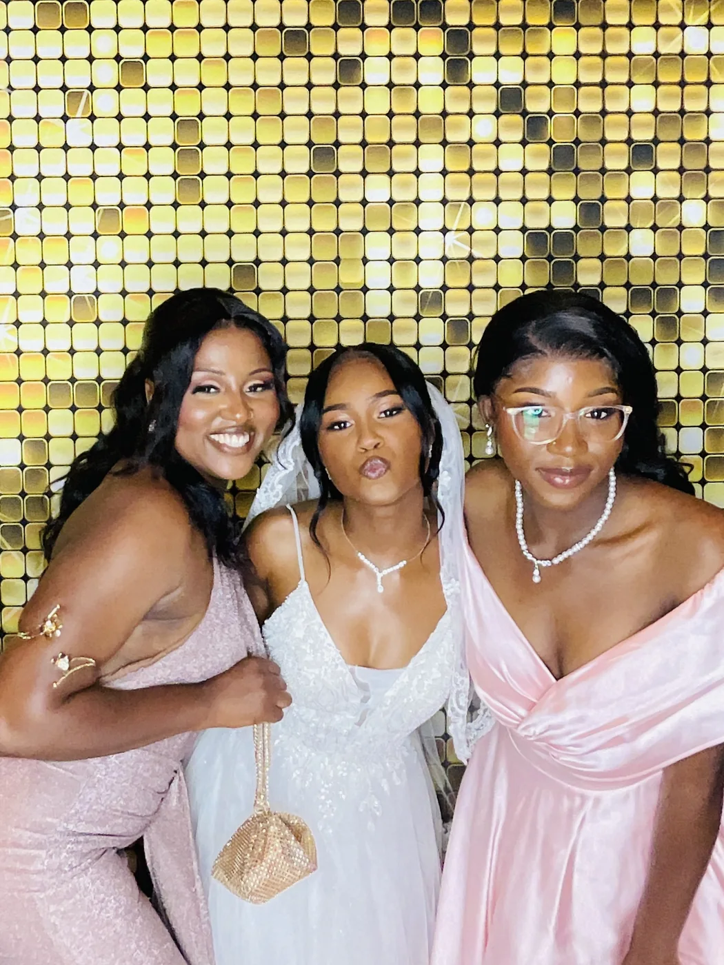 La novia y sus damas de honor en el photobooth en Miami